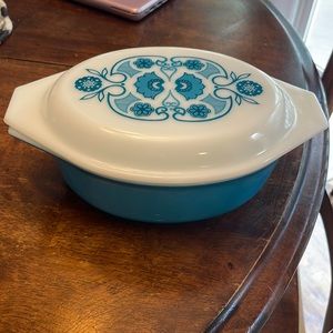 Pyrex Blue horizon 2 1/2 qt casserole dish with milk glass lid
